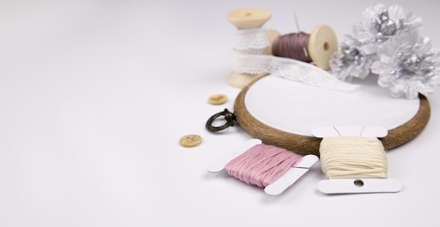 Warsztat z nitkami i igłami